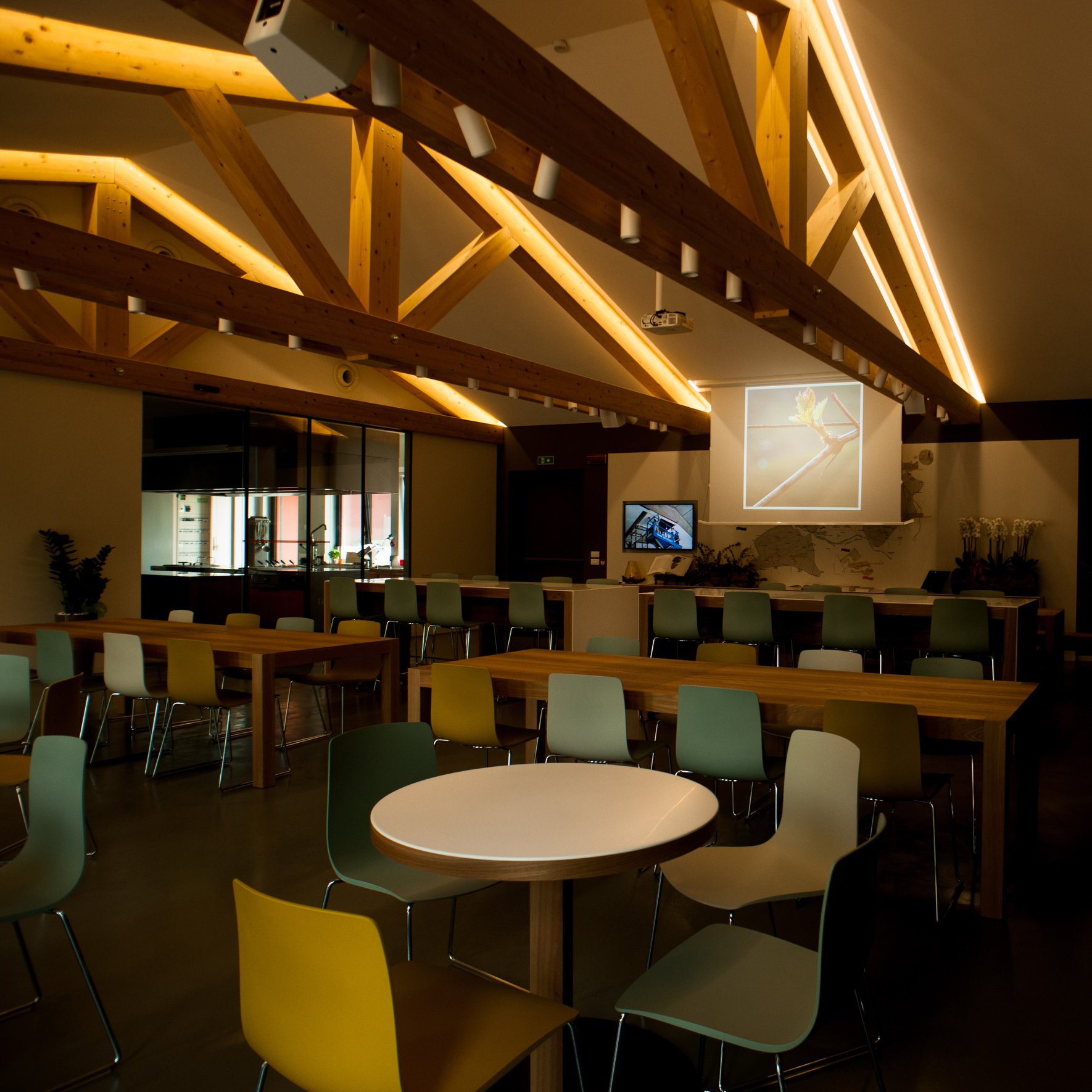 So beleuchten Sie einen Raum mit freiliegenden Balken