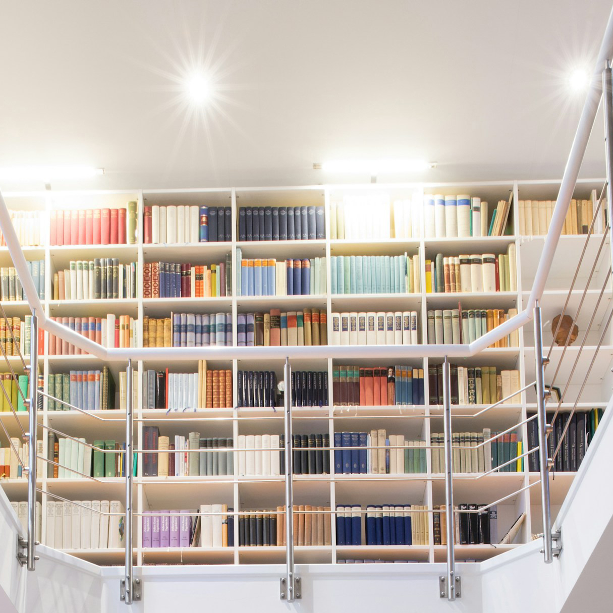 libreria illuminata faretti LED