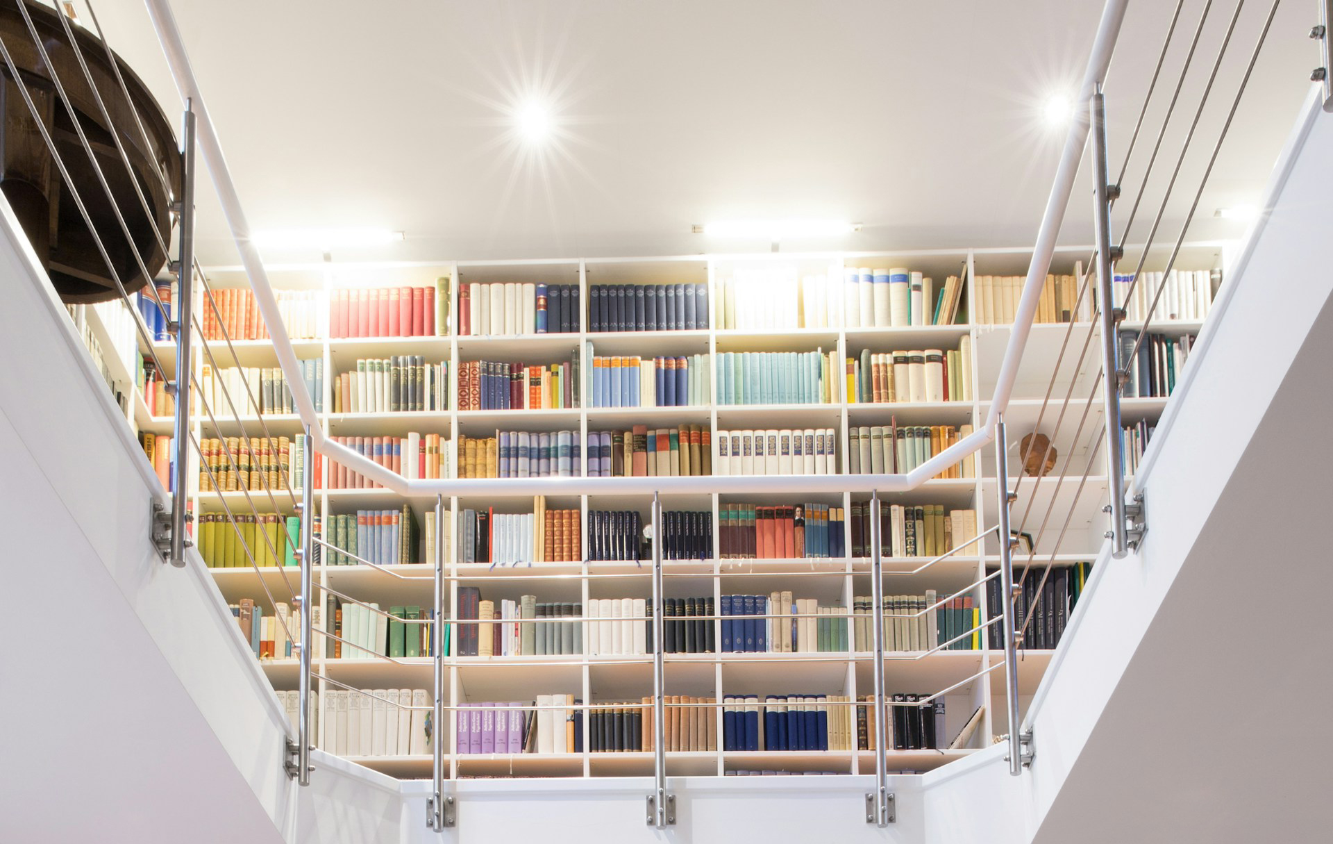 libreria illuminata faretti LED